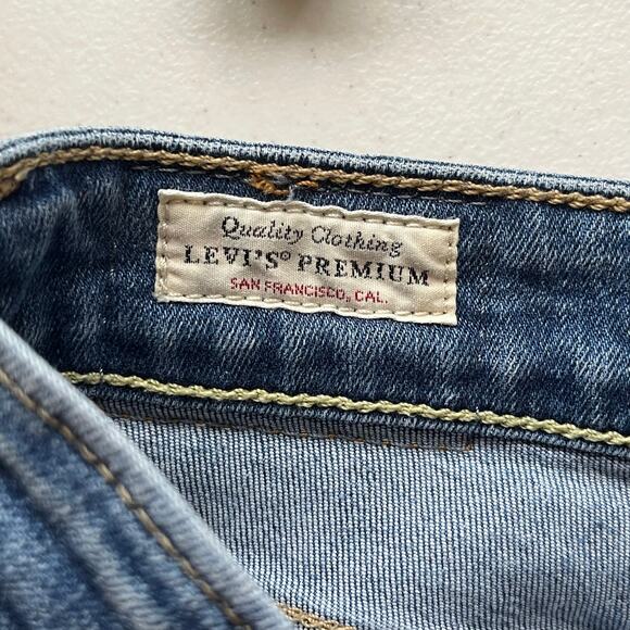 Levi's 721 High Rise Skinny Light Wash Distressed Jean Size 26 - Picture 4 of 13